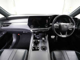 上質で落ち着いた印象のインパネ。視界も広々で運転しやすいです。