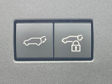 【パワーバックドア】スマートキーや運転席のボタンを押すだけでリアゲートが自動で開閉します!荷物を持っている時や、高い位置にあるバックドアを閉める際に便利な機能です♪
