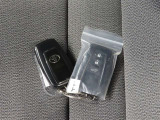 スマートキーは2個付属いたします。