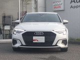 シングルフレームグリルはAudiの象徴的なデザイン要素であり、一目でAudiとわかるスタイル、大きくて迫力のある形状が車のスポーティな印象を強調しており、魅力的なデザインとなっています。