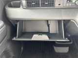 【グローブボックス】大容量のグローブボックスです!!車検証ケース他、日頃使う小物類の収納スペースもたくさんあります!