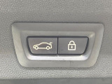 ●電動リアゲート:ワンタッチでリアゲートの開閉ができ、荷物などで両手が塞がっている状態でも簡単に開閉ができる便利機能です。