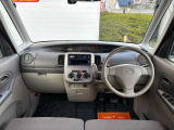 運転廻りの画像です!操作スイッチ類もキレイな状態です。専門スタッフが内外装を清掃・きめ細かい箇所までクリーニングしています。