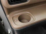 カップホルダーは運転席や助手席からちょうど手の届く位置です!!