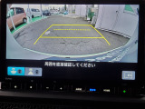 バックカメラは全方位カメラを装備しています。ガイドラインも表示され、より安心です。