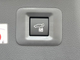 【パワーバックドア】スマートキーや運転席のボタンを押すだけでリアゲートが自動で開閉します!荷物を持っている時や、高い位置にあるバックドアを閉める際に便利な機能です♪