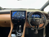 運転席周りのレイアウトをご覧ください。ナビゲーションが綺麗に装着されすっきり収まってますね!
