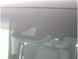 サポカーSとは、衝突被害軽減ブレーキに加えて、高齢者に多いと言われている踏み間違い事故防止をサポートする機能です。詳しくは販売店スタッフまでおたずねください。