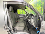 運転席まわりには十分なスペースがあり、大柄な方でもゆったり運転していただける環境です。