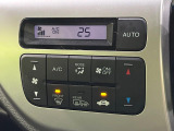 【オートエアコン】一度お好みの温度に設定すれば、車内の温度を検知し風量や温度を自動で調整。暑い&hellip;寒い&hellip;と何度もスイッチ操作をする必要はありません。快適な車内空間には必須の機能ですね♪