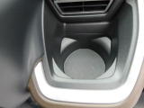 カップホルダーは運転席や助手席からちょうど手の届く位置です!!