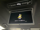 【14型有機ELフリップダウン】三列目からでも迫力のエンタメが観れる大画面フリップダウン。有機ELのモニターでは、一般的なフリップダウンよりも高コントラストでキレイな映像を楽しめます。