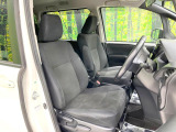 運転席まわりには十分なスペースがあり、大柄な方でもゆったり運転していただける環境です。