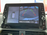 上空から見下ろしているかのような映像をディスプレイに映し出し、スムースな駐車をサポートします。画面は「トップビュー」のほか「サイドブラインドビュー」への切り換えが可能。ますます安心です