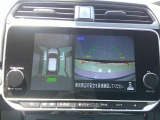 【アラウンドビューモニター】空から見下ろした映像がナビ画面にて確認可能です。駐車もラクラクですよ♪
