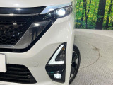 【LEDヘッドライト】悪天候や夜間走行時も良好な視界を確保し安心して運転できる高輝度LEDヘッドライトを装備!点灯速度が早く、消費電力も抑えられています。
