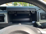 運転席上段には開閉式収納ボックスがございます!
