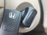 【Hondaスマートキー】カバンやポケットに入れたままでもドアの施錠・解錠が可能なスマートキーを装備。エンジンのオン・オフ時もカギを取り出す必要が無いからとっても便利です♪