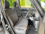 運転席まわりには十分なスペースがあり、大柄な方でもゆったり運転していただける環境です。
