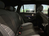 メルセデスのシートは少し硬めになっております。長時間の運転の際、適度な反発があることでお尻や腰の負担を減らす効果が御座います。