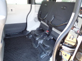 ◆チップアップ&ダイブダウン機構付【ULTR SEAT】は後席座面を左右分割で跳ね上げることができます。トランクで積載できない背の高い荷物をラクラク収納できます。ホンダ車ならではの人気装備です。