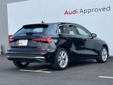 Audiのリヤディフューザーは、車両の後方での空気の流れを整え、乱流を減少させることで、走行安定性を向上させます。またスポーティで洗練された外観を提供し、全体のスタイルに一体感を持たせます。