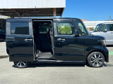 当社の車両には『安心して車選びをしていただくために』お支払い総額を表示しております。税金、自賠責保険料、登録費用、リサイクル料金が含まれており、県内登録及び届出で店頭納車の場合になります。