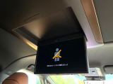【13.2型フリップダウンモニター】大画面モニターで後席でもエンタメをお楽しみいただけます。小さなお子様にも大人気の装備です♪