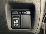 左側電動スライドドアは運転席からでも操作ができるように、ハンドル付近に開閉の操作スイッチが付いています。