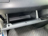 【グローブボックス】自動車黎明期にドライバーが手袋を収納していたのが由来の収納スペース☆現代では車検証等を収納することが多いです☆