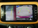 ギアを『R』に入れた後、カメラボタンを押すと、運転席から見えない左側面をナビ画面にうつしてくれるので、幅寄せや縦列駐車がし易くなります。