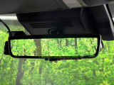 【デジタルインナーミラー】後席の大きな荷物や同乗者で後方が確認しづらい時でも安心!カメラが撮影した車両後方の映像をルームミラー内に表示。クリアな視界で状況の確認が可能です!