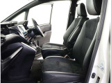 シックな色使いの運転席周りですね。すっきりとしたデザインで上品な色使いです。居心地の良い運転席長く座ってられるリラックスできるデザインがいいですね。