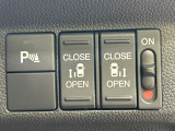 【両側パワースライドドア】スマートキーや運転席のスイッチで後席両側スライドドアの開閉が可能♪電動だから力を入れてドアを開ける必要が無く、小さなお子様でも簡単に開け閉めでき快適です♪