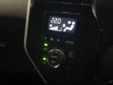 【オートエアコン】一度お好みの温度に設定すれば、車内の温度を検知し風量や温度を自動で調整。暑い&hellip;寒い&hellip;と何度もスイッチ操作をする必要はありません。快適な車内空間には必須の機能ですね♪