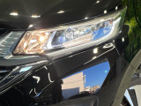 【LEDヘッドライト】悪天候や夜間走行時も良好な視界を確保し安心して運転できる高輝度LEDヘッドライトを装備!点灯速度が早く、消費電力も抑えられています。