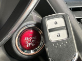 【Hondaスマートキー】カバンやポケットに入れたままでもドアの施錠・解錠が可能なスマートキーを装備。エンジンのオン・オフ時もカギを取り出す必要が無いからとっても便利です♪