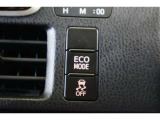 ECOモードはエアコンの利きなどを抑え、低燃費で走れるようサポートします。アクセル操作に対するレスポンスがゆるくなり、急発進や加速はしづらくなります。走行状況に応じてボタンで切替えることが出来ます。