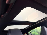 【調光パノラマルーフ】車内の解放感が一気に上がる大型パノラマルーフに調光機能がプラス!日差しが強い時、シェードを閉めなくてもガラスの透明度を調整することで心地よい明るさに♪