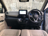 運転席からの視界が左右に広く隅々まではっきりと見渡せます。クルマの前端も把握しやすく安心して運転できます。