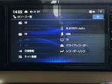 HDMI接続スマホミラーリング機能は、スマートフォンの画面をナビディスプレイに映し出します。YouTubeなどのアプリやナビゲーションを大画面で確認可能。家族みんなで楽しいドライブができますね♪