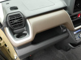 掘り込みしきインパネドリンクホルダーで ホールド感バッチリ!! 運転席側にも同じものがついてます
