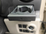 カップホルダーは運転席や助手席からちょうど手の届く位置です!!