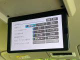 【後席モニター】家族や友人とお出かけする機会が多い方に大人気の後席モニターを装備!見やすい位置に画面がありテレビやDVDの視聴も快適!友達もお子様も、後席にしか乗らなくなるかも??