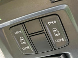 【両側パワースライドドア】スマートキーや運転席のスイッチで後席両側スライドドアの開閉が可能♪電動だから力を入れてドアを開ける必要が無く、小さなお子様でも簡単に開け閉めでき快適です♪