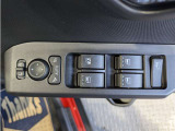パワーウィンドウのスイッチですよ。 運転席に居ながら窓を開け閉めのコントロールできますよ。 ロック機能で、子供がイタズラして窓を開けるという事も無くなりますよ。
