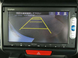 ギアを『R』に入れると、ナビ画面に後方の映像を映してくれるので、駐車がし易くなります。