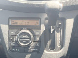 【オートエアコン】一度お好みの温度に設定すれば、車内の温度を検知し風量や温度を自動で調整。暑い&hellip;寒い&hellip;と何度もスイッチ操作をする必要はありません。快適な車内空間には必須の機能ですね♪