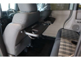 【シートバックテーブル】席背面には格納式のテーブルを装備。ちょっとした荷物が掛けられて便利なコンビニフック付です!