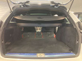 ゆったりとしたトランクルームでございます。たくさんのお荷物の車載が可能でございます。